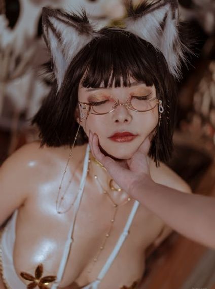 欧美丰乳肥臀裸体模特_720在线播放